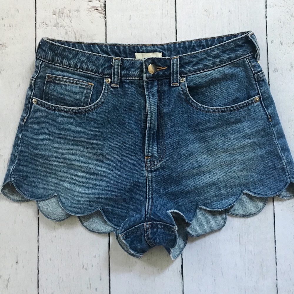 Pedal designed jean shorts